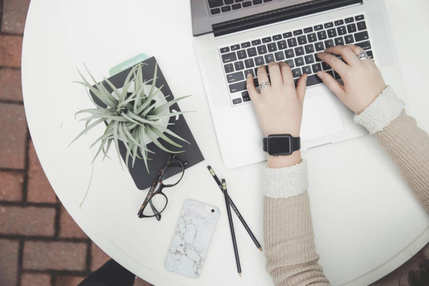 Espace de formation zen avec matériel pédagogique pour le développement personnel